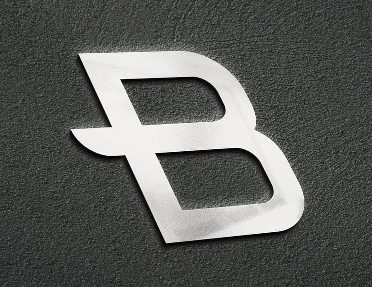 Logotipo prateado estilizado da letra “B” recortado sobre fundo escuro texturizado.