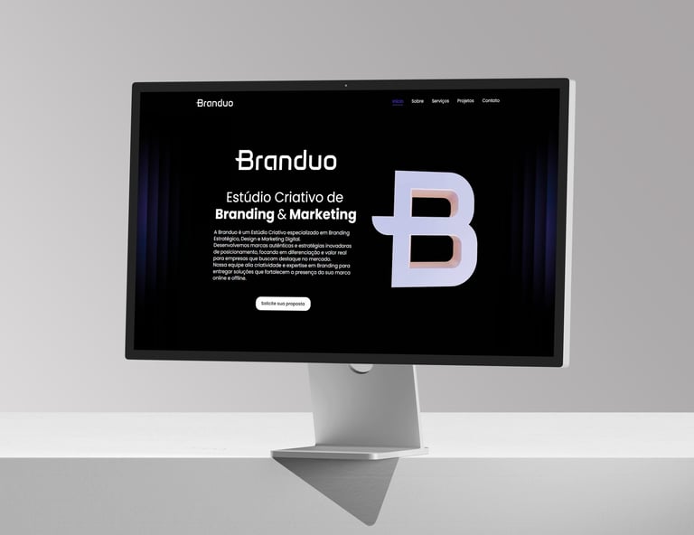 Monitor apresentando a Home do site da Branduo, com seu respectivo logotipo, texto e iconografia 3D.
