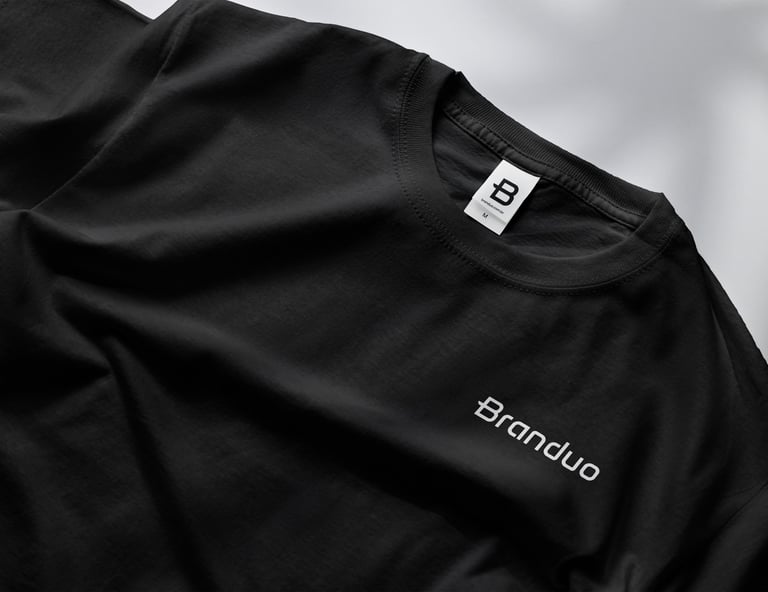Camiseta preta com o logotipo da Branduo na etiqueta e a logomarca no peito, em branco.