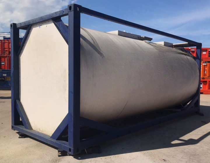 a large tank with a large tank sitting on a trailer