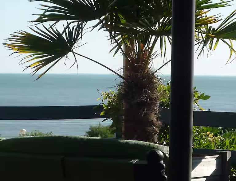 Grande terrasse sous le soleil avec vue panoramique sur l'océan