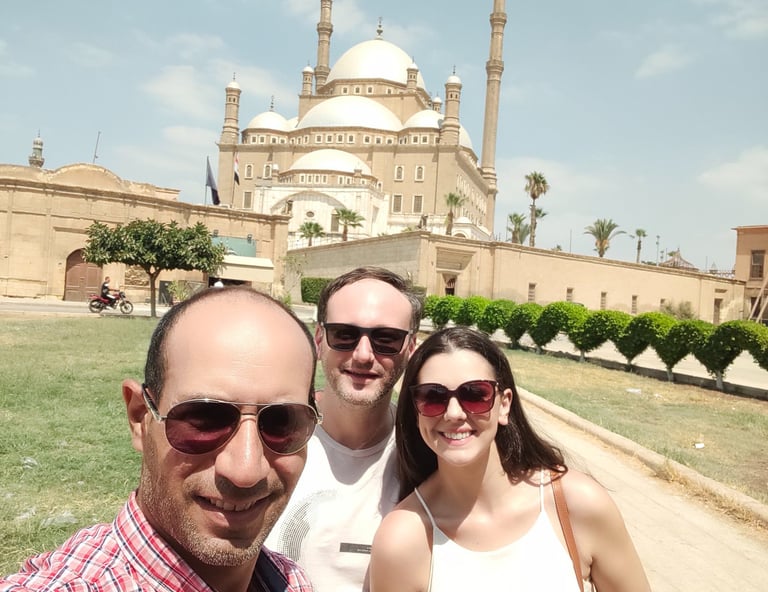 oferecemos serviços de traslado modernos na cidade do Cairo, incluindo transporte do aeroporto para os pontos turísticos