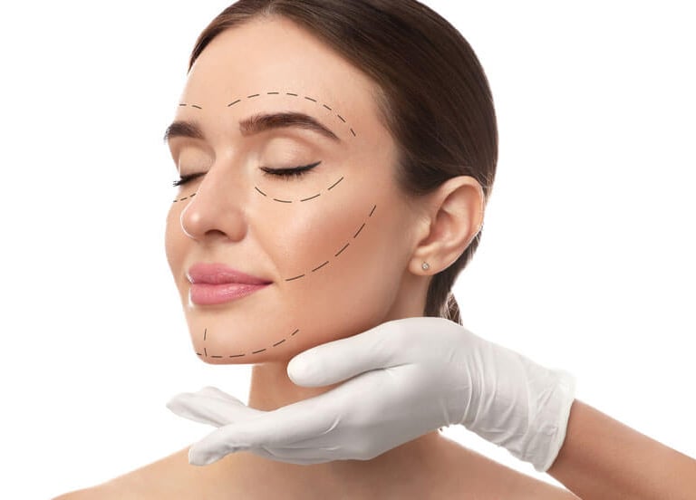 Armonización facial femenina con ácido hialurónico para equilibrar facciones y rejuvenecer el rostro