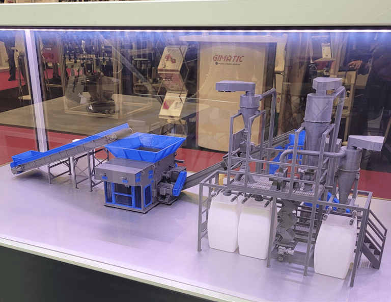 maquette d'exposition d'une ligne de recyclage des plastiques en salon industriel 