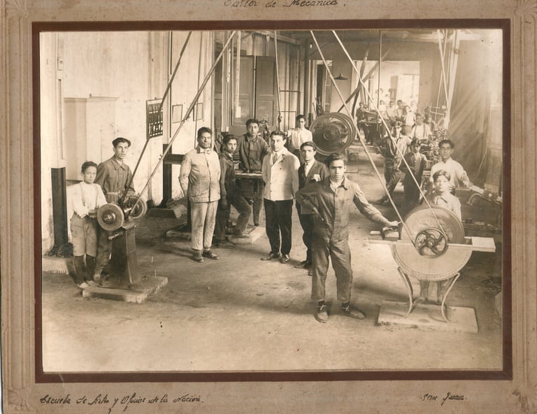 Carzino como jefe de talleres en la Escuela de Artes y Oficios, San Juan, Argentina. Década del 30'.