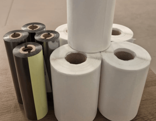 Rolos de etiqueta branca e rolos de ribbon.