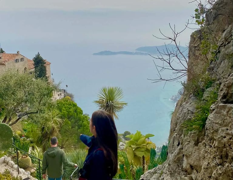 Vue panoramique depuis le jardin d'Èze : horizon sur la Méditerranée, sculptures & plantes exotiques
