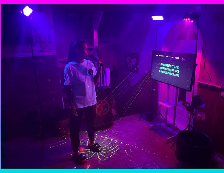 Mergina dainuoja karaoke