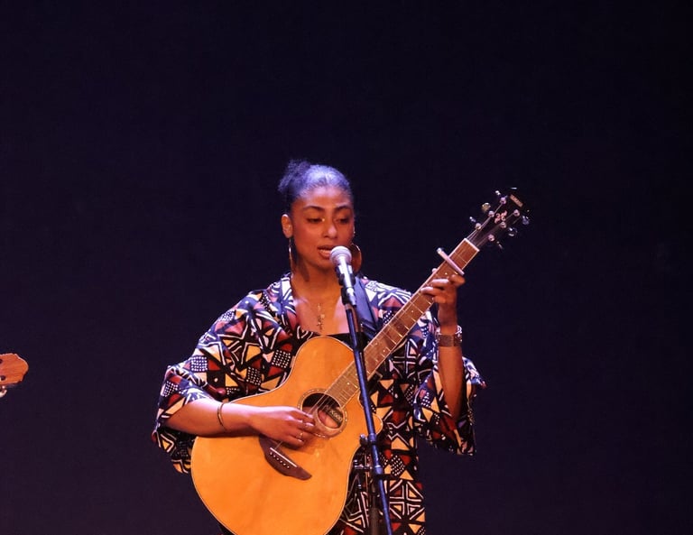 Guitariste chanteuse Orchestre FEAC Gala étudiants Afrique 2026