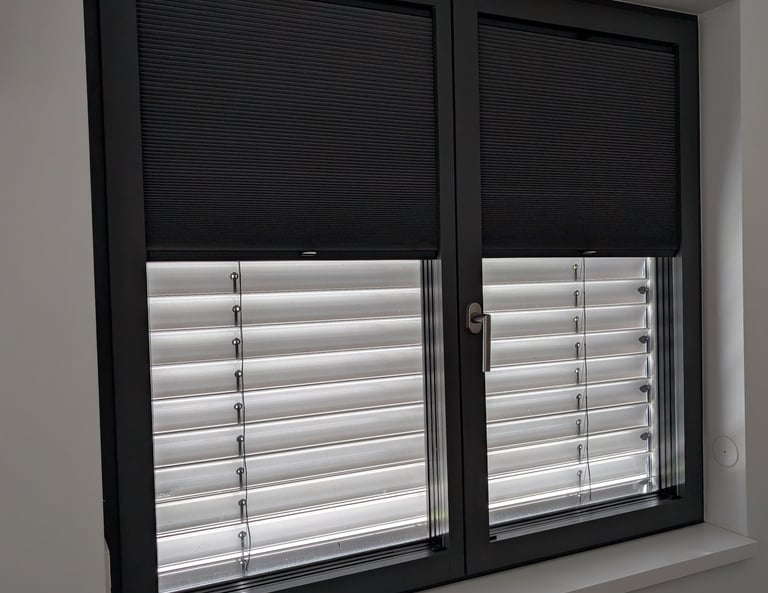 Ein Wabenplissee an einem modernen Fenster