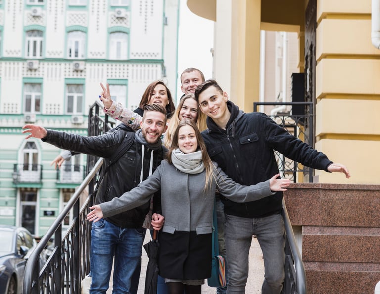 Team building komanda pozuoja mieste