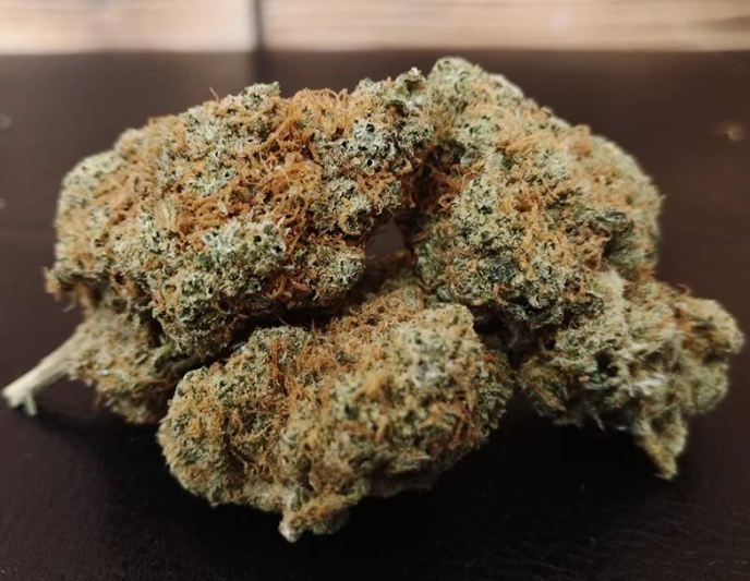 Cogollo de CBD de alta calidad sobre fondo madera para consumo legal