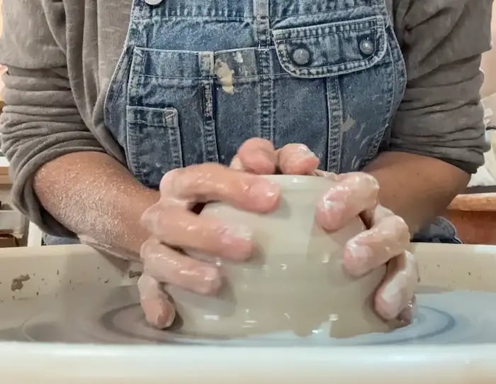 Anne Olgiati, créatrice artisane céramique de l'atelier Dès 2mains