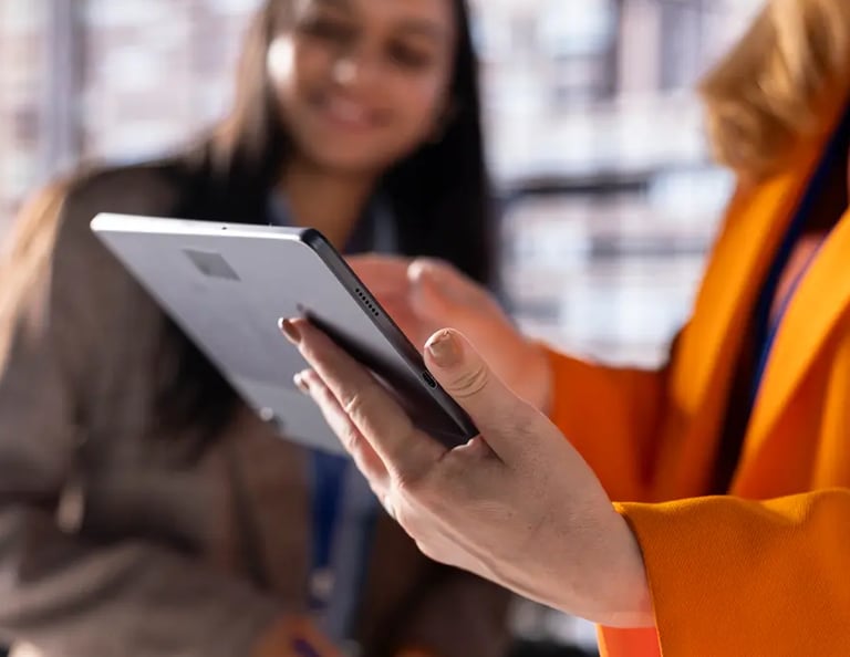 equipo-de-mujeres-planifican-el-crecimiento-empresarial-en-otec