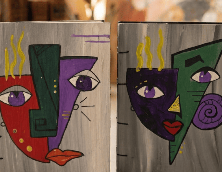Dos vibrantes pinturas de arte abstracto con caras estilizadas, con colores llamativos