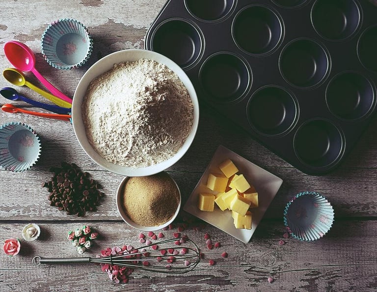 Ingredientes y utensilios usados en clases de repostería artesanal, ideales para aprender técnicas b