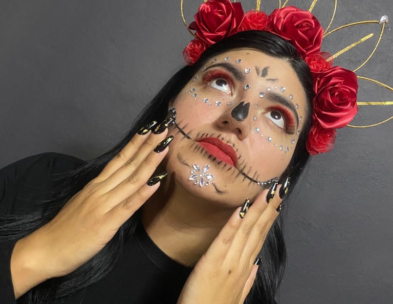 Mujer con maquillaje de calavera del Día de los Muertos, con rosas rojas y una corona