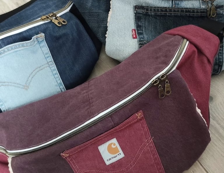 Gros plan sur plusieurs sacs banane fabriqués avec des tissus recyclés