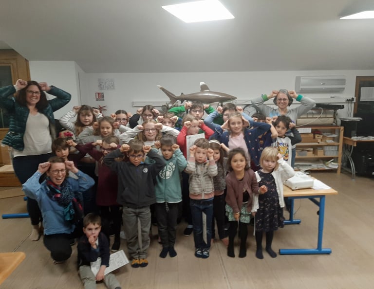 Des enfants qui font le geste du requin marteau