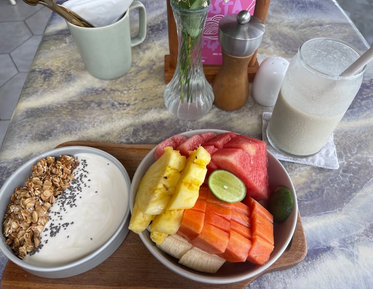 Bol de granola avec yaourt coco et fruits frais pour le petit déjeuner