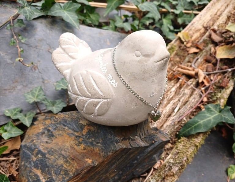 oiseau voyageur en ciment porte message mort, défunt