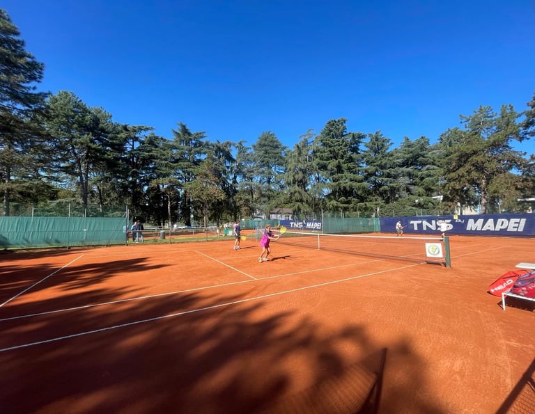 Campo da tennis in terra rossa presso il Centro Tennis Aeronautica, Milano.
