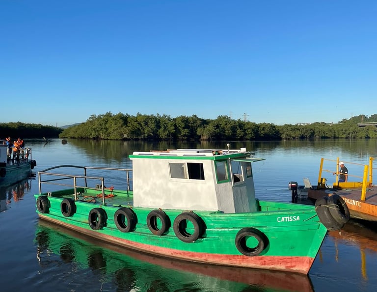 Barco para apoio portuário