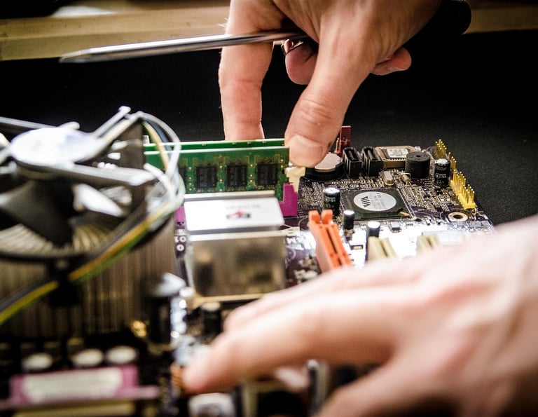 a person is holding a screwr and a screwr