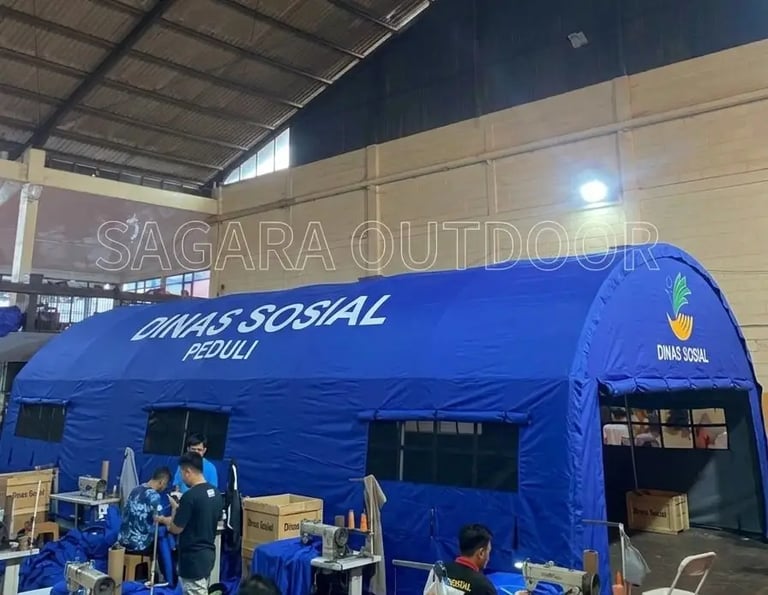 Sebuah tenda bantuan bencan berwarna biru milik Dinas Sosial di pabrik tenda sagara