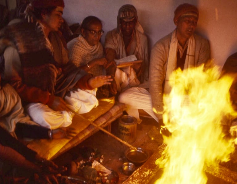 Babaji offre al fuoco sacro con Muniraji e devoti