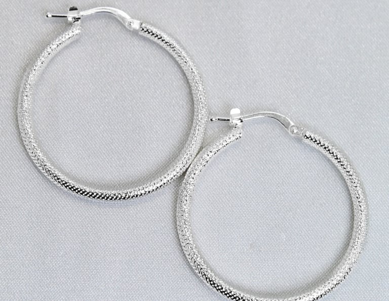 argollas con texturas de plata