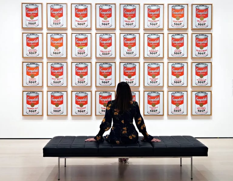 Trinta e duas telas idênticas, cada uma mostrando uma lata de sopa Campbell diferente.
