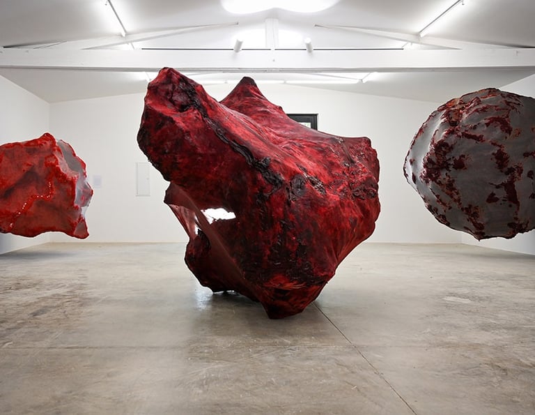 nish Kapoor — Vista da exposição na Commanderie de Peyrassol. Cortesia do artista e Galleria Continu