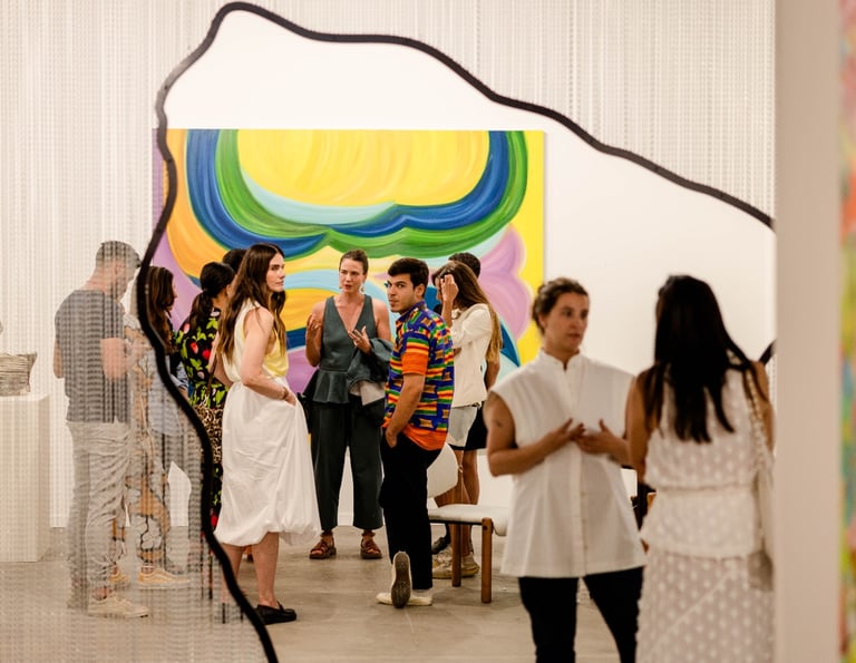 Foco de uma galeria de arte na feira RioArt