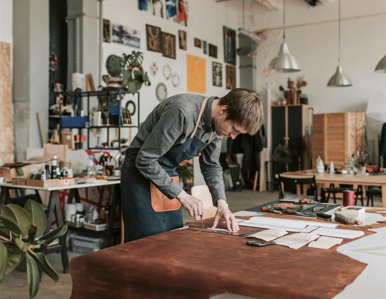 Artista plástico em seu workshop trabalhando com precisão em materiais táteis e naturais