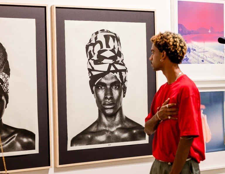 Visitante observando uma fotografia na feira RioArte