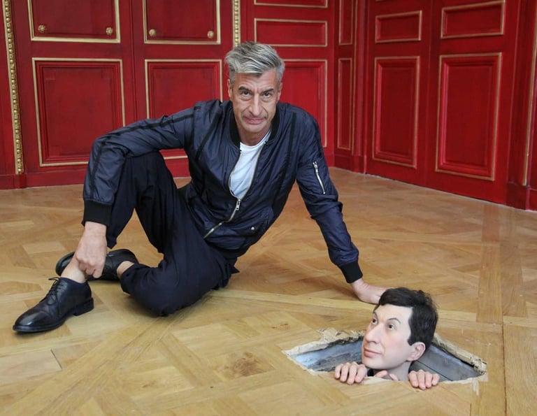 Maurizio Cattelan posando à beira de “Little Cattelan from Rotterdam” (2010) durante a exposição
