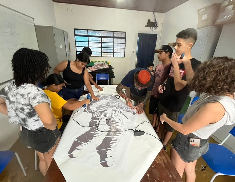 Arte-educador Sérgio Astral auxiliando os alunos.