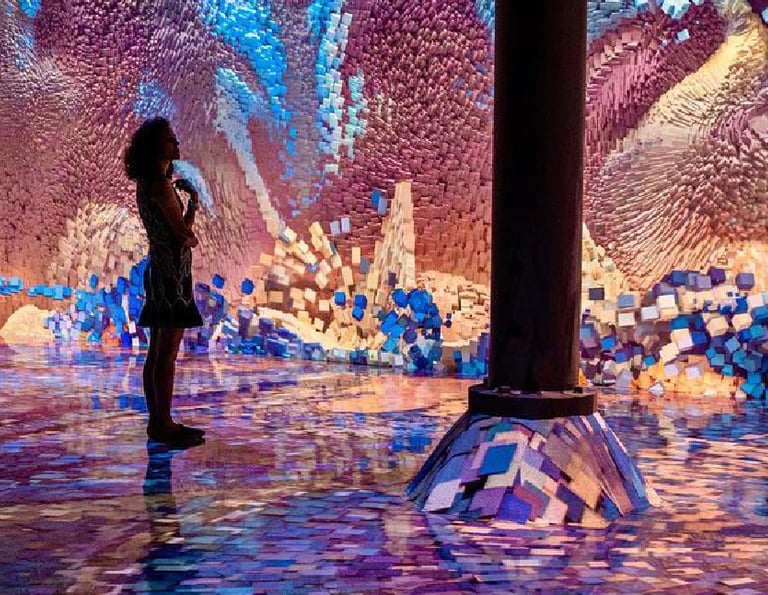 Refik Anadol utilizam dados e algoritmos para criar instalações imersivas que transformam informação