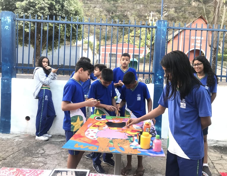 Participantes concentrados em suas obras.