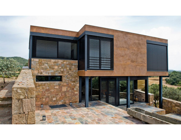 Maison contemporaine avec plusieurs brise-soleil orientables aluminium sur façade moderne LB
