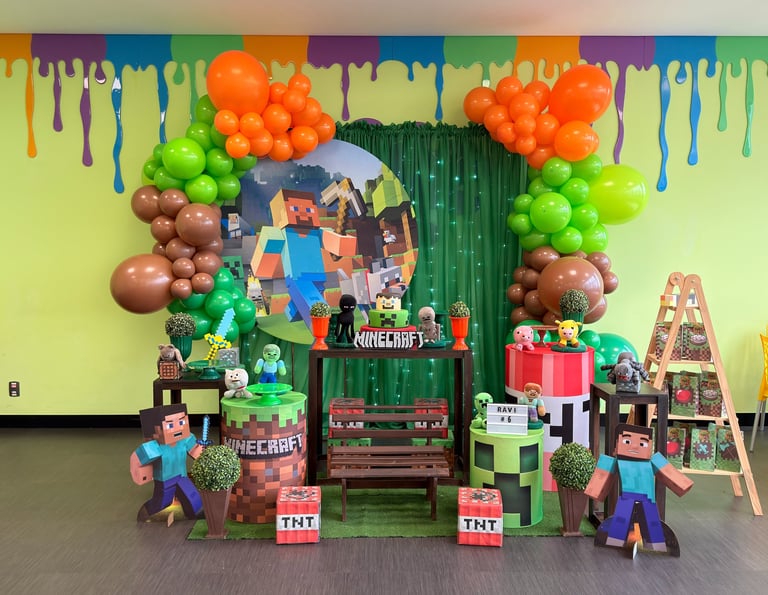 Decoração Infantil Minecraft na Freguesia do Ó com painel, balões verde e preto e mesa temática.