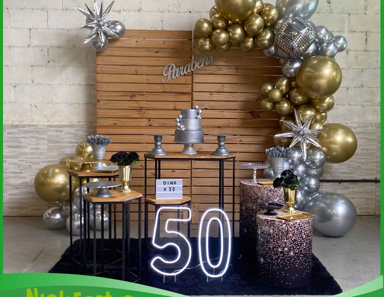 Decoração 50 anos dourado e prata com balões metalizados e número 50 iluminado na Freguesia do Ó SP.