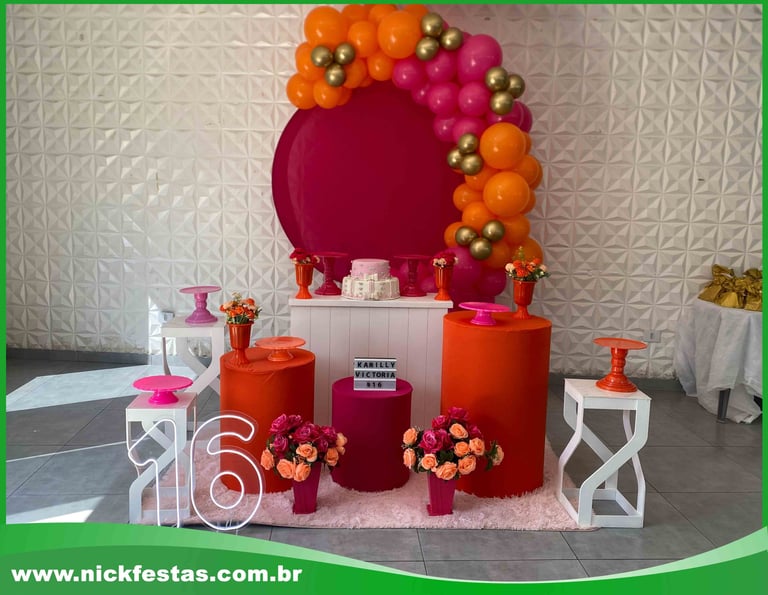 Decoração de festa teen em Pink e Laranja com cores vibrantes e detalhes modernos