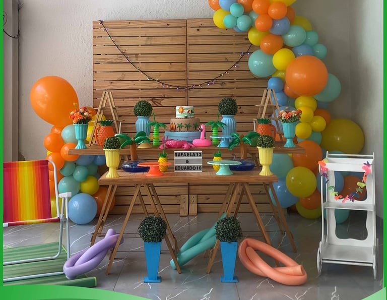 Decoração infantil tema praia com balões coloridos, painel de madeira e mesa tropical na Freguesia 