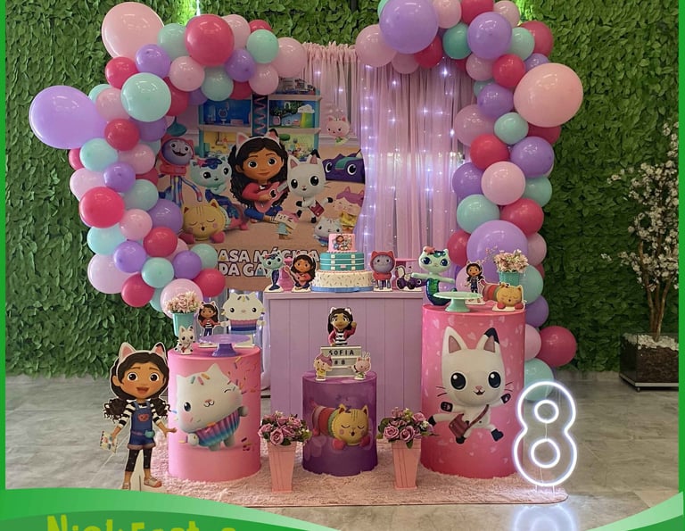 Decoração infantil tema A Casa Mágica da Gabi com cores vibrantes e personagens fofos