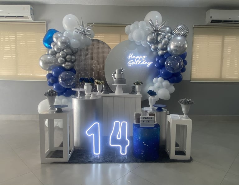 Decoração azul e prata na Freguesia do Ó com balões e mesa decorada.