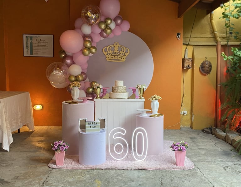 Decoração 60 anos na Freguesia do Ó em rosa, branco e dourado, com arco de balões elegante