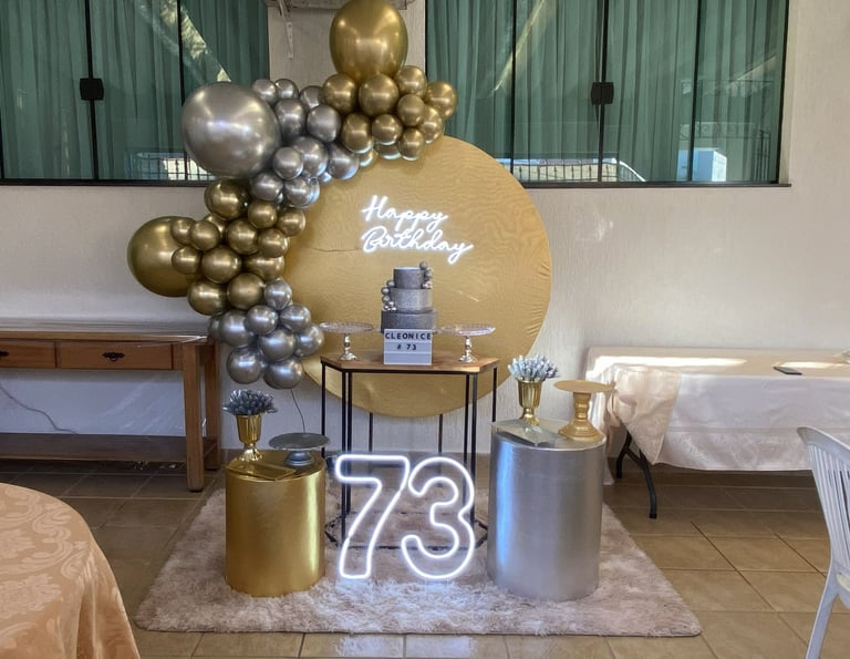 Decoração 70 anos na Freguesia do Ó em prata e dourado, com arco de balões metálicos