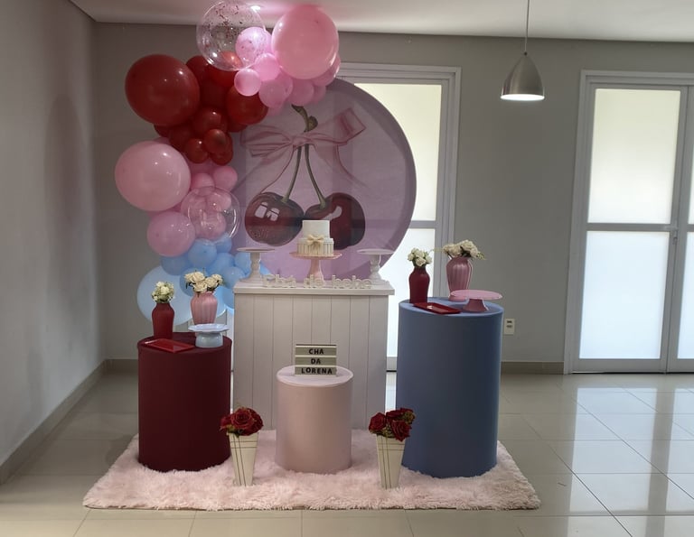 Decoração cerejinhas na Freguesia do Ó com balões e mesa decorada para chá de bebê ou festa infantil